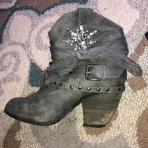Grey cowgirl boots size 8